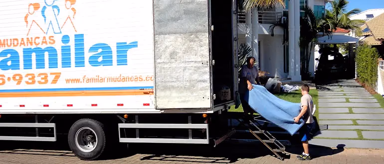 Equipe da Familar preparando o transporte compartilhado