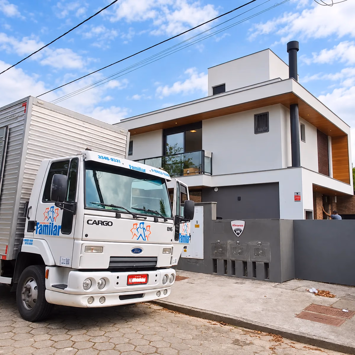Caminhão da Familar Mudanças em frente a uma residência