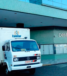 Caminhão da Familar em uma mudança comercial
